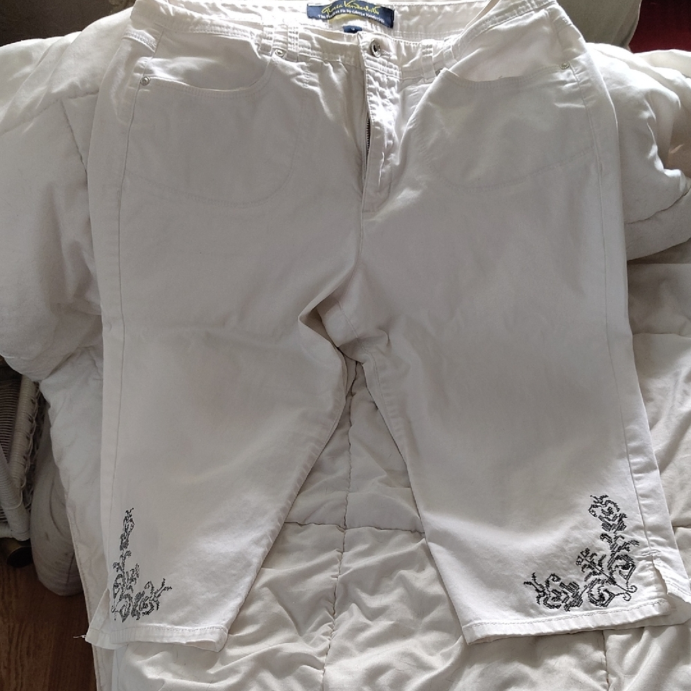 Gloria Vanderbilt Off-White Trousers with Silver Button